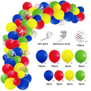 Detalle del kit de arco de globos de colores con globos rojos azules amarillos y confeti
