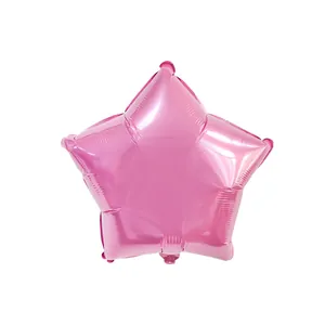 Gros plan d'un ballon en aluminium rose en forme d'étoile pour fête à thème marin