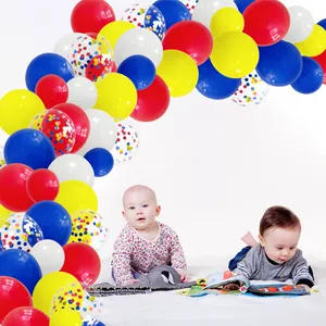 Kit de arco de globos de colores con globos rojos, azules, amarillos y confeti fiesta