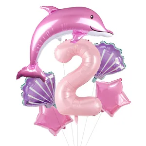 Détail d'un ensemble de ballons thème océan avec dauphin rose, coquillages et étoiles