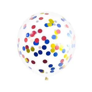 Primer plano de un globo de látex transparente relleno de confeti de papel colorido