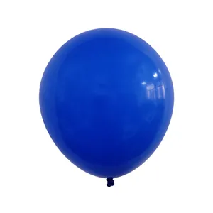 Vista detallada de un globo de látex azul real brillante para fiesta de la Patrulla Canina