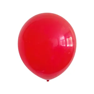 Detalle de un globo de látex rojo brillante con textura suave y reflejos nítidos