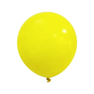 Primer plano de un globo de látex amarillo brillante con acabado liso para fiestas