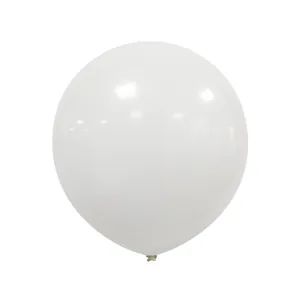 Primer plano de un globo redondo de látex blanco mate para decoración de fiestas