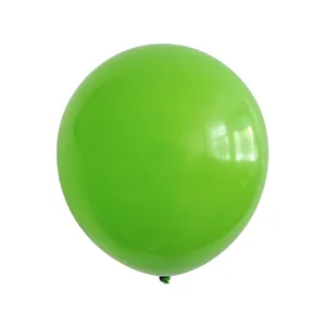 Detalle de un globo de látex verde hierba con acabado brillante y base con nudo seguro