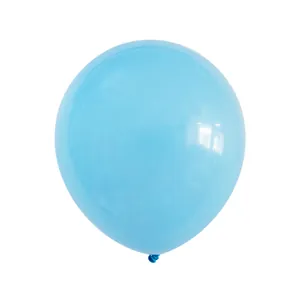 Primer plano de un globo de látex azul claro brillante para decorar fiestas