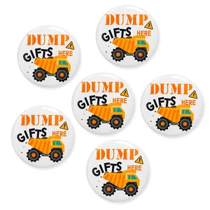 Set di sei spille rotonde con camion da cantiere e scritta Dump Gifts Here