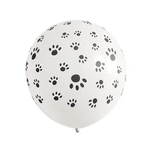 Primer plano de globo de látex blanco con huellas de animales para decoración