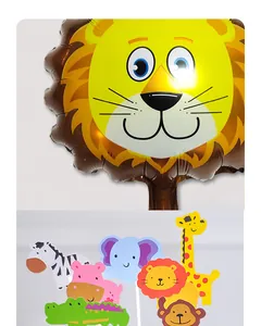 Detail van leeuw folieballon en kleurrijke dieren taarttoppers voor kinderfeestjes