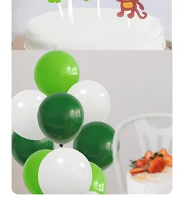 Detail van jungle dieren taarttoppers en groene ballonnen set voor safari verjaardagsfeest