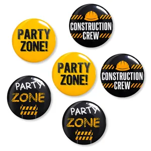 Set di 6 spille per festa a tema cantiere con motivi Party Zone e Crew su sfondo bianco