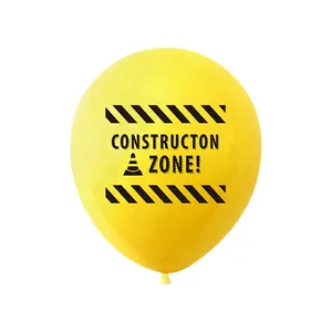 Détail d'un ballon en latex jaune avec icônes de zone de chantier pour décoration de fête