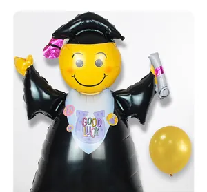 Macro detail van afstudeerfolie ballonnen set met een geel smiley gezicht en gouden ster