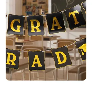 Detail van de zwart-gouden Congrats Grad slinger voor decoratie van het afstudeerfeest