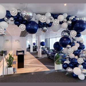 Kit arche de ballons bleu marine et blanc avec sphères argentées pour décoration