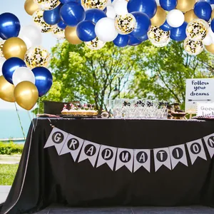 Kit arche de ballons de graduation bleu marine et or avec bannière et nappe festive