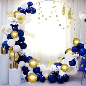 Kit arche de ballons bleu marine et doré avec feuilles de palmier pour décor de fête