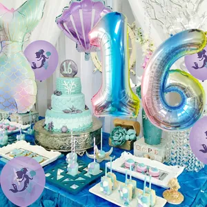 Decorazione 16° compleanno a tema sirena con palloncini a numero sfumato e conchiglie