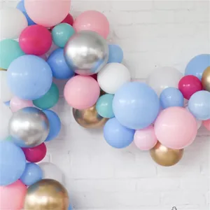 Détail du kit arche de ballons baby shower avec ballons rose macaron, bleu et doré métal
