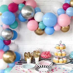 Kit arche de ballons macaron rose et bleu avec touches métalliques pour baby shower