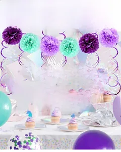 Détail de décoration anniversaire sirène avec fleurs en papier violettes et bannières
