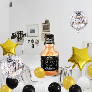 Détail du set de ballons d'anniversaire avec bouteille de whisky et ballons étoilés