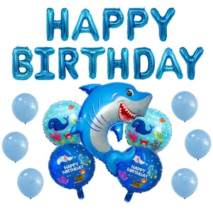 Detalle de set de cumpleaños océano con globos de aluminio de tiburón y ballena