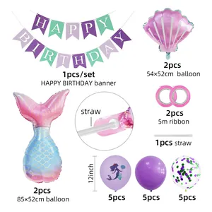 Meerjungfrau Party-Set Detail mit Happy Birthday Banner und Muschelballons auf Weiß