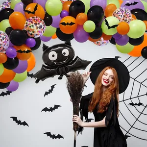 Kit de arco de globos de Halloween con globos morados, naranjas, negros y globo de murciélago