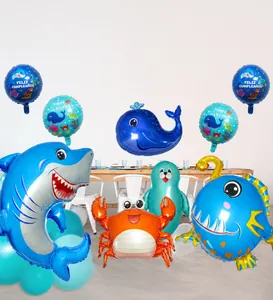 Detalle de globos de papel de aluminio con tiburón, ballena y cangrejo para fiesta de cumpleaños