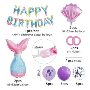 Flache Anzeige eines 23-teiligen Meerjungfrau-Partysets mit Ballons und Regenbogenbanner