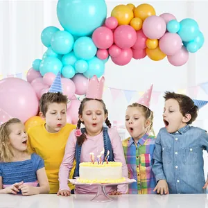 Vista dettagliata dell'arco di palloncini macaron blu rosa gialli per decorazione di feste