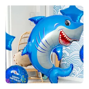 Detalle de globos de papel de tiburón azul para decoración de fiesta de cumpleaños