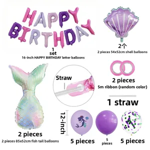 Flache Ansicht des Meerjungfrau-Sets mit Buchstabenballons, Muscheln und Paillettenbällen