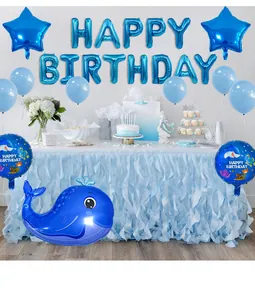 Decoración de cumpleaños tema marino con globos de ballena y falda de mesa azulada
