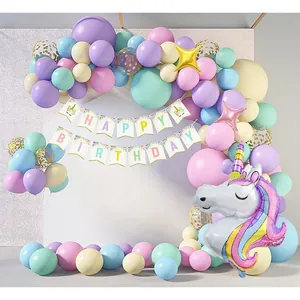 Vue détaillée du kit fête licorne avec ballons pastel et bannière Happy Birthday