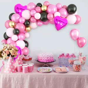Girlande aus rosa und schwarzen Luftballons mit Herzfolienballons für Geburtstagsdeko