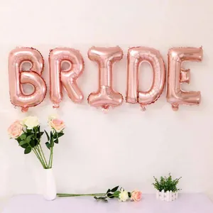 Ballons BRIDE en or rose sur mur blanc pour décoration de fête de mariage élégante