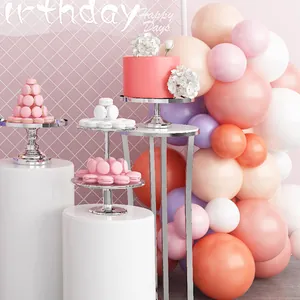 Kit arche de ballons rose pastel avec supports à gâteaux argentés et socles de fête
