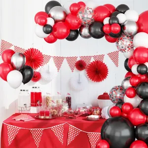 Dettaglio dell'arco di palloncini a tema Las Vegas rosso e nero con accenti argento
