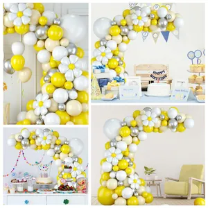 Détail de l'arche de ballons marguerites jaunes et blancs pour pique-nique et fête