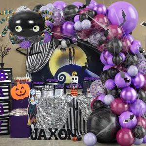 Détail de l'arche de ballons Halloween avec ballons violets et ballon araignée géant