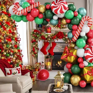 Arco detallado de globos navideños con globos de bastón de caramelo y caja de regalo foil
