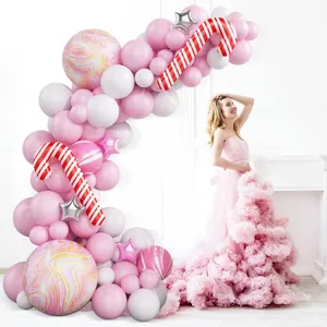 Arche de ballons de Noël rose et blanc avec ballons canne à sucre et étoiles