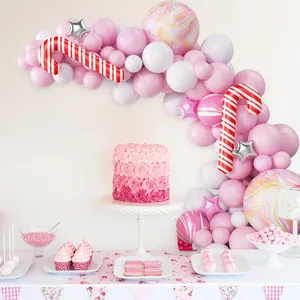 Arche de ballons de Noël rose et blanc avec ballons sucre d'orge et motifs marbrés