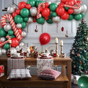 Detalle del arco de globos navideños con látex rojo verde plateado y globos de bastón de caramelo