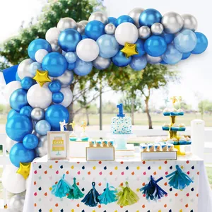 Blauw en zilveren ballonboogpakket met sterballonnen voor de eerste verjaardag van een jongen