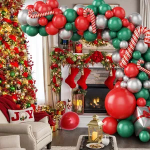 Detalle de arco de globos navideños con globos de látex y globos de bastón de caramelo
