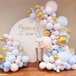 Λεπτομέρεια αψίδας μπαλονιών baby shower με ροζ, μπλε και χρυσά μπαλόνια κομφετί
